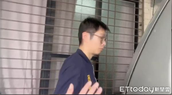 ▲刑事局南打查扣的現金以及犯罪用手機             。（圖／記者吳奕靖翻攝）