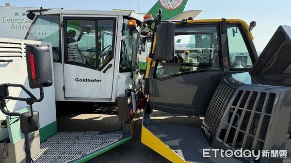 ▲▼長榮航勤和星宇航空地勤作業車對撞。（圖／讀者提供）