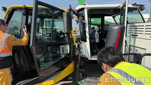 ▲▼長榮航勤和星宇航空地勤作業車對撞。（圖／讀者提供）