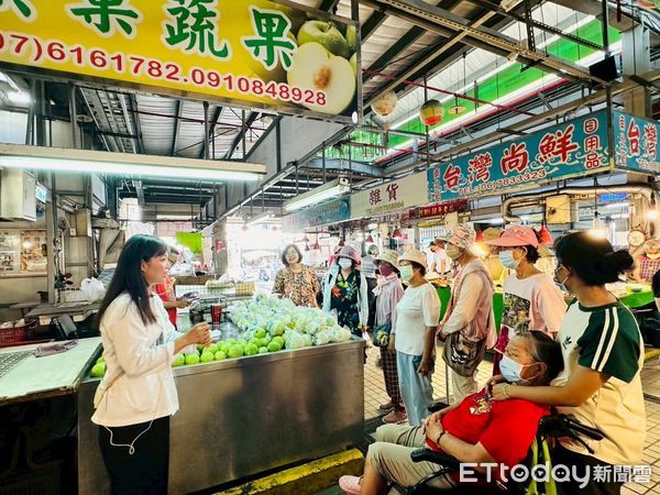 ▲麻豆新樓醫院帶領失智長輩重返學甲市場「憶起迺菜市」，透過導覽互動喚醒熟悉記憶。（記者林東良翻攝，下同）