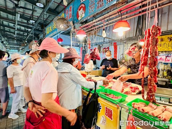 ▲麻豆新樓醫院帶領失智長輩重返學甲市場「憶起迺菜市」，透過導覽互動喚醒熟悉記憶。（記者林東良翻攝，下同）