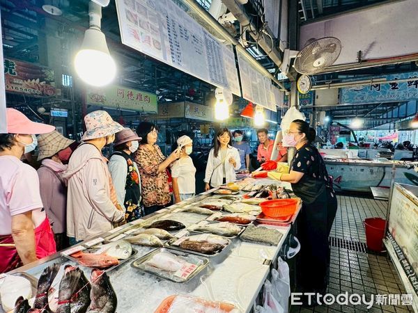 ▲麻豆新樓醫院帶領失智長輩重返學甲市場「憶起迺菜市」，透過導覽互動喚醒熟悉記憶。（記者林東良翻攝，下同）