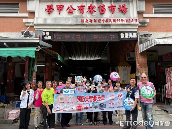 ▲麻豆新樓醫院帶領失智長輩重返學甲市場「憶起迺菜市」，透過導覽互動喚醒熟悉記憶。（記者林東良翻攝，下同）