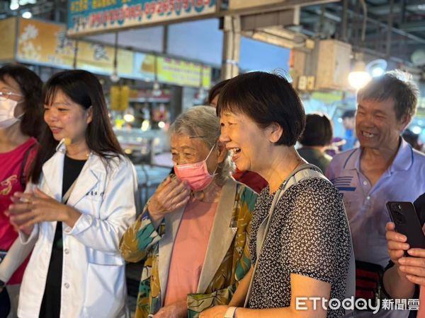 ▲麻豆新樓醫院帶領失智長輩重返學甲市場「憶起迺菜市」，透過導覽互動喚醒熟悉記憶。（記者林東良翻攝，下同）