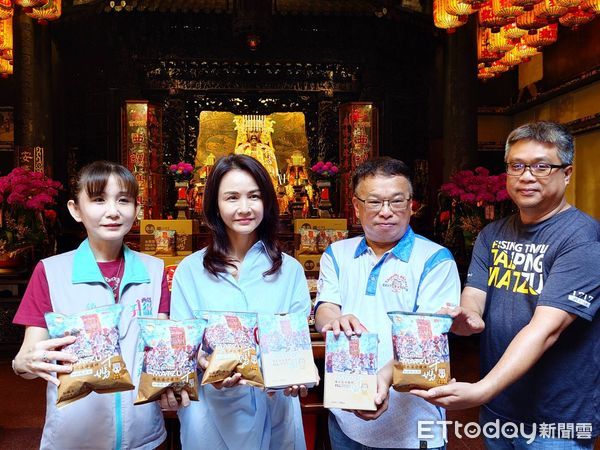 ▲蠟筆藝術家蘇慧棉老師新作品《稜轎腳 祈平安》獲獎南美展，西螺福興宮邀稿為新版乖乖包裝，今日召開記者會驚艷亮相。（圖／記者游瓊華翻攝）