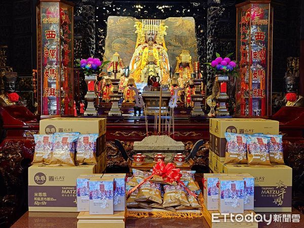 ▲蠟筆藝術家蘇慧棉老師新作品《稜轎腳 祈平安》獲獎南美展，西螺福興宮邀稿為新版乖乖包裝，今日召開記者會驚艷亮相。（圖／記者游瓊華翻攝）