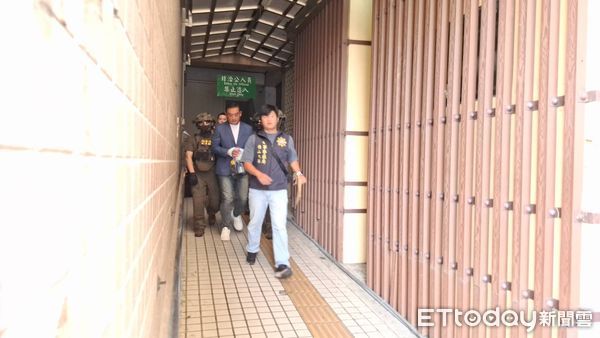 ▲▼吳明達走出新北檢後又遭拘提送往北檢。（圖／記者陸運陞攝）