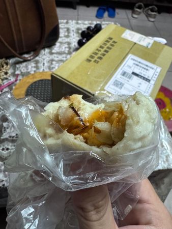 ▲民眾發現台南某間水煎包店的包內出現「蟲體」疑似衛生環境不佳，引發大眾關注。（圖／翻攝自/threads/192_ZONGEN）