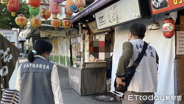 ▲位在台南神農街這間專賣「3分熟煎鴨胸」的路邊攤           爆出鴨肉食安疑慮，台南衛生局前往稽查。（圖／記者林東良翻攝）
