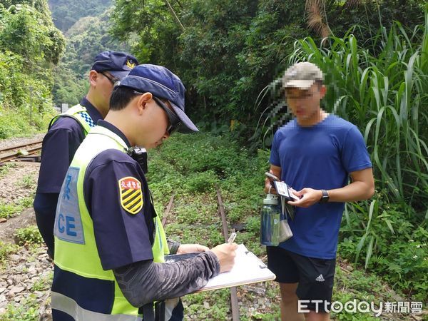 ▲▼ 林鐵處今(16)日上午發現一名民眾行走於樟腦寮至獨立山路段軌道上 。（圖／記者翁伊森翻攝）