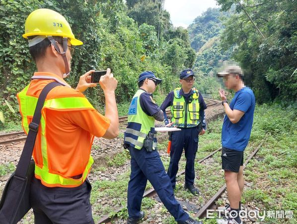 ▲▼ 林鐵處今(16)日上午發現一名民眾行走於樟腦寮至獨立山路段軌道上 。（圖／記者翁伊森翻攝）
