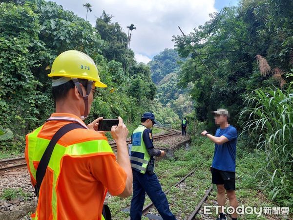 ▲▼ 林鐵處今(16)日上午發現一名民眾行走於樟腦寮至獨立山路段軌道上 。（圖／記者翁伊森翻攝）