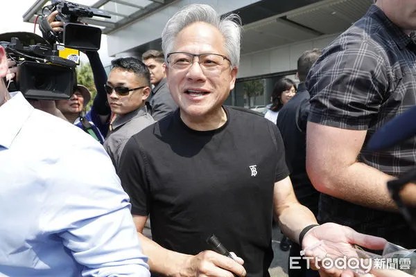 ▲▼AI教父輝達創辦人黃仁勳16日午間搭乘私人專機降落松山機場，力積電董事長黃崇仁接機。（圖／記者湯興漢攝）