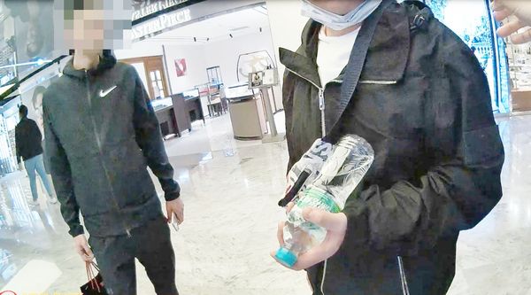 ▲桃園檢警今年3月間接獲黃姓男子在桃機免稅商店求救，聲稱被人強押柬埔寨擔任詐騙償債，航警局及時到場搭救黃男，並拘捕蔡男（左）到案。（圖／航警局提供）