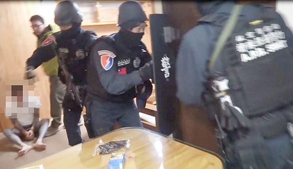 ▲桃園檢警今年3月間接獲黃姓男子在桃機免稅商店求救，航警局循線拘捕逃逸的主嫌劉男到案。（圖／航警局提供）
