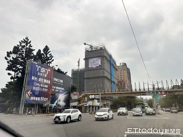 ▲▼ 建案廣告,看板,台中房市            。（圖／記者陳筱惠攝）