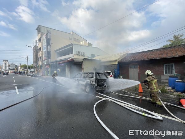 ▲台南仁德一輛自小客車發動瞬間突起火，火勢延燒波及旁車，所幸無人傷亡。（記者林東良翻攝，下同）