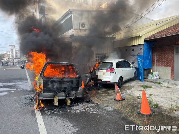 ▲台南仁德一輛自小客車發動瞬間突起火，火勢延燒波及旁車，所幸無人傷亡。（記者林東良翻攝，下同）
