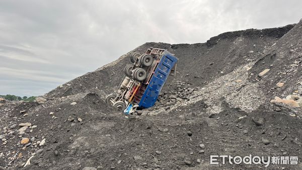 ▲陳男駕駛砂石車翻覆送醫不治             。（圖／記者陳崑福翻攝）