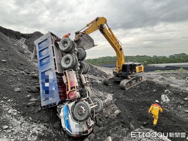 ▲陳男駕駛砂石車翻覆送醫不治             。（圖／記者陳崑福翻攝）