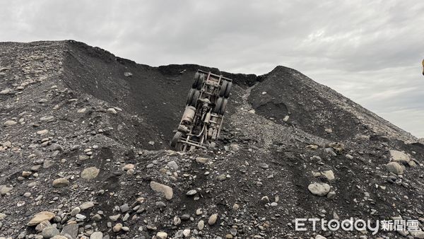 ▲陳男駕駛砂石車翻覆送醫不治             。（圖／記者陳崑福翻攝）