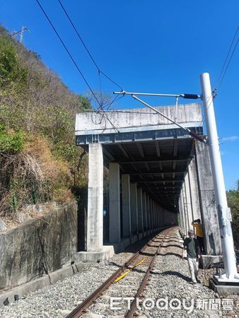 ▲▼台鐵電車線斷落。（圖／讀者提供）
