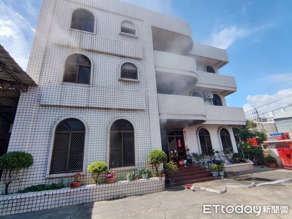 ▲台南永康一間塑膠工廠辦公室突起火，濃煙冒出，2名員工急逃幸未受傷。（記者林東良翻攝，下同）