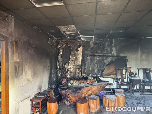 ▲台南永康一間塑膠工廠辦公室突起火，濃煙冒出，2名員工急逃幸未受傷。（記者林東良翻攝，下同）