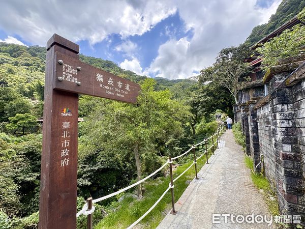 ▲猴崁古道於四月中完成整修，最引人矚目的即是新設置「草山觀瀑吊橋」，另一頭接到十八份圳步道。（圖／記者彭懷玉攝）