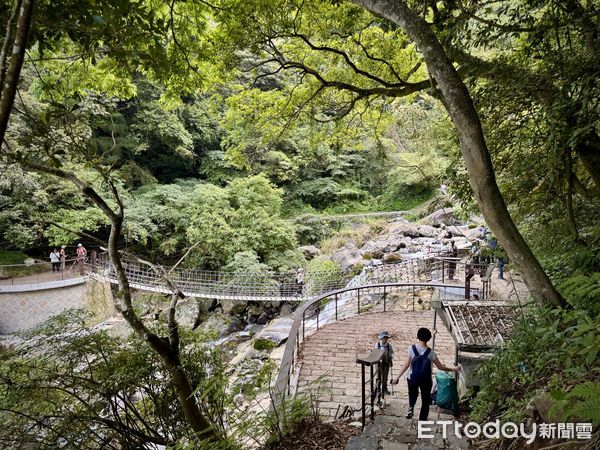 ▲猴崁古道於四月中完成整修，最引人矚目的即是新設置「草山觀瀑吊橋」，另一頭接到十八份圳步道。（圖／記者彭懷玉攝）