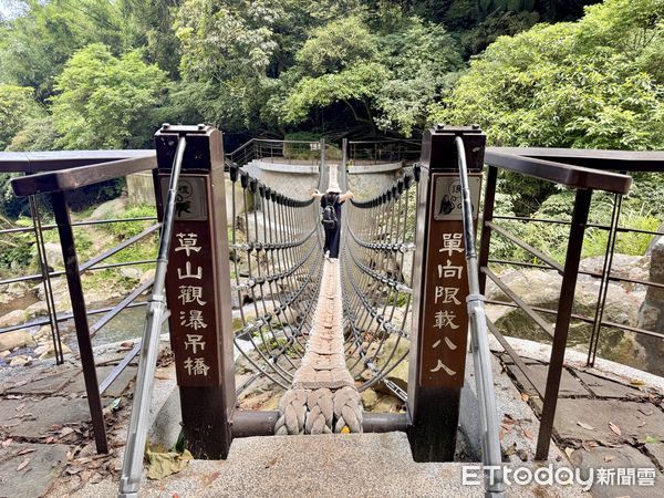 ▲猴崁古道於四月中完成整修，最引人矚目的即是新設置「草山觀瀑吊橋」，另一頭接到十八份圳步道。（圖／記者彭懷玉攝）