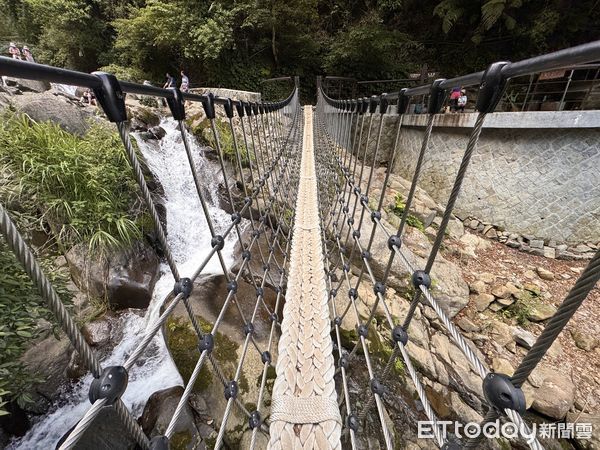 ▲猴崁古道於四月中完成整修，最引人矚目的即是新設置「草山觀瀑吊橋」，另一頭接到十八份圳步道。（圖／記者彭懷玉攝）