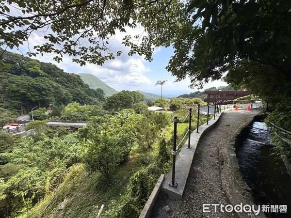 ▲猴崁古道於四月中完成整修，最引人矚目的即是新設置「草山觀瀑吊橋」，另一頭接到十八份圳步道。（圖／記者彭懷玉攝）