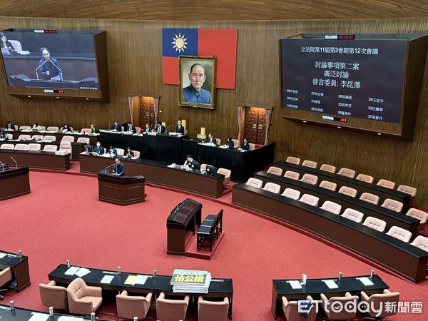 ▲▼國民黨提案反廢死公投案 討論事項第二案  立法院院會 民進黨採用文攻  大量登記發言 抗議。（圖／記者屠惠剛攝）