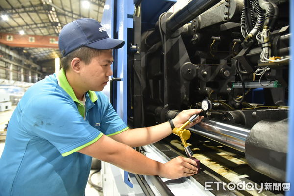 ▲勞動部雲嘉南分署在崑山科技大學舉辦雙軌訓練計畫結訓典禮，65位學生順利畢業進入職場。（記者林東良翻攝，下同）