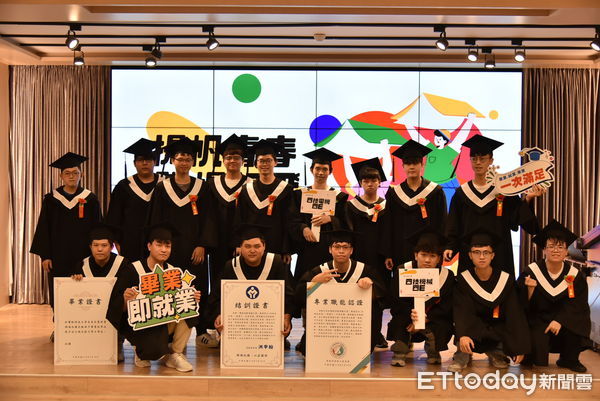 ▲勞動部雲嘉南分署在崑山科技大學舉辦雙軌訓練計畫結訓典禮，65位學生順利畢業進入職場。（記者林東良翻攝，下同）