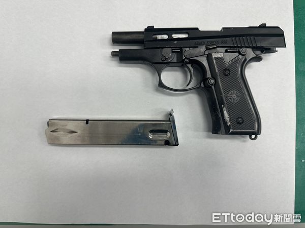 ▲陳男持槍枝投案             。（圖／記者陳崑福翻攝）