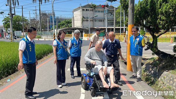 ▲姚辰蕙處長與慈濟輔具中心洪錫財帥兄致贈電動輪椅予義務役傷殘榮民張先生。（圖／記者游瓊華翻攝）