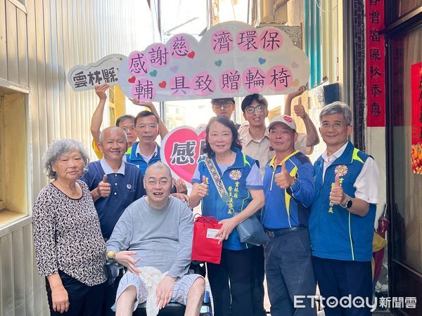 ▲姚辰蕙處長與慈濟輔具中心洪錫財帥兄致贈電動輪椅予義務役傷殘榮民張先生。（圖／記者游瓊華翻攝）
