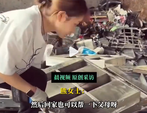 ▲▼26歲正妹康復師副業撿回收。（圖／翻攝自微博）