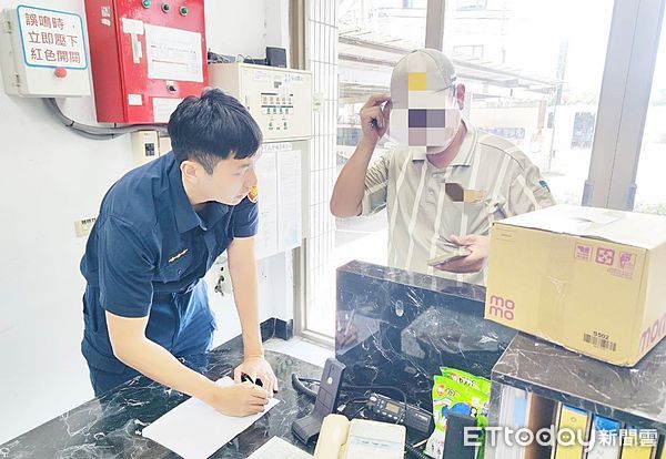 ▲大園警分局昨天下午接獲路人拾獲貨運包裹，值班員警根據包裹資訊聯繫上貨運駕駛到派出所領取。（圖／記者沈繼昌翻攝）