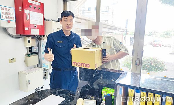 ▲大園警分局值班員警聯繫上貨運駕駛到派出所領取包裹，司機事後感謝員警與好心路人協助。（圖／記者沈繼昌翻攝）