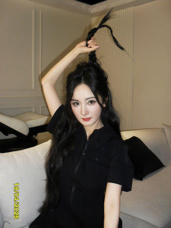 ▲劉丹又避答楊冪與女兒相處近況。（圖／翻攝自楊冪工作室微博）