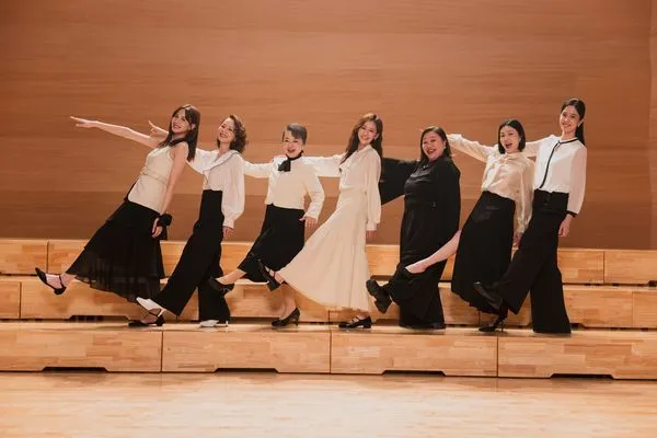 ▲《陽光女子合唱團》鍾欣凌（前排右起）、陳意涵、導演林孝謙、安心亞，苗可麗（後排右起）、翁倩玉、孫淑媚、陳庭妮。（圖／星光佳世提供）
