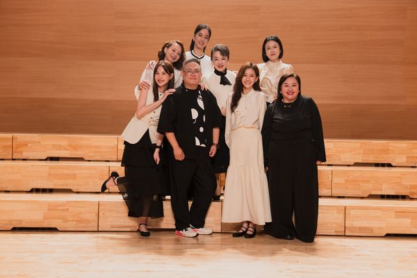 ▲《陽光女子合唱團》鍾欣凌（前排右起）、陳意涵、導演林孝謙、安心亞，苗可麗（後排右起）、翁倩玉、孫淑媚、陳庭妮。（圖／星光佳世提供）