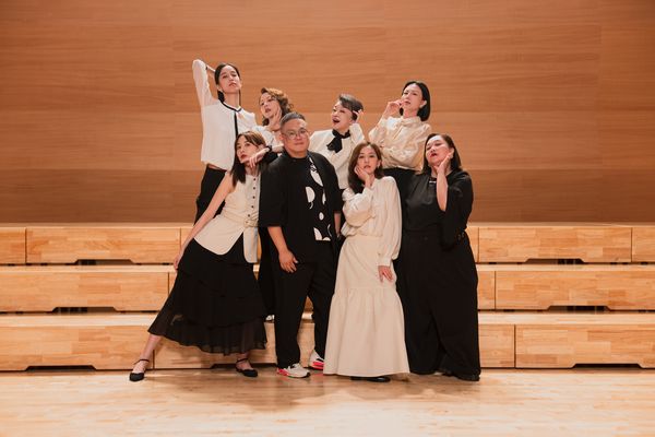 ▲《陽光女子合唱團》鍾欣凌（前排右起）、陳意涵、導演林孝謙、安心亞，苗可麗（後排右起）、翁倩玉、孫淑媚、陳庭妮。（圖／星光佳世提供）