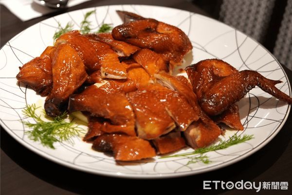 ▲弈夢紅樓餐廳「金沙鱈魚香絲」、「紅樓蒜香脆皮雞」、「荷香慢燉美國牛肋骨」。（圖／瀚寓酒店提供）