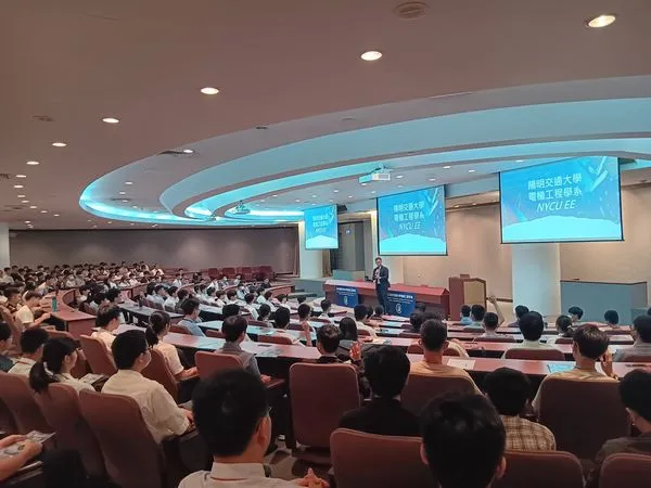 ▲群聯電子執行長潘健成(右三)回母校演講。（圖／陽明交大提供）