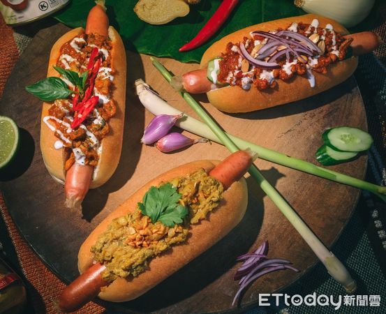 ▲「怎麼可以吃狗狗」帶來「泰式咖哩蟹肉熱狗堡」、「紅咖哩爛燉豬熱狗堡」與「辣死你媽肉醬熱狗堡」。（圖／有趣市集提供）