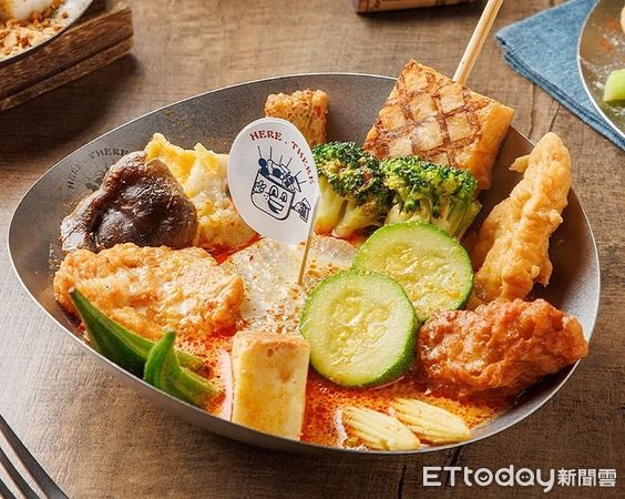 ▲「這兒那兒叻沙人」把關東煮、鍋燒意麵、吸管麵通通加入香辣濃郁叻沙。（圖／有趣市集提供）